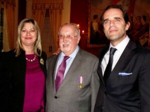Louis Pereira (ao centro), ladeado pelo presidente da Câmara Municipal do Funchal e pela diretora geral dos hotéis Savoy na Madeira