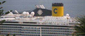 O Costa Luminosa numa das suas escalas no Porto do Funchal a cruzar com um navio da MSC Cruises.